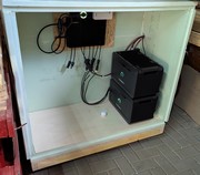 Blick in den offenen Akkuschrank der Ausbaustufe 1